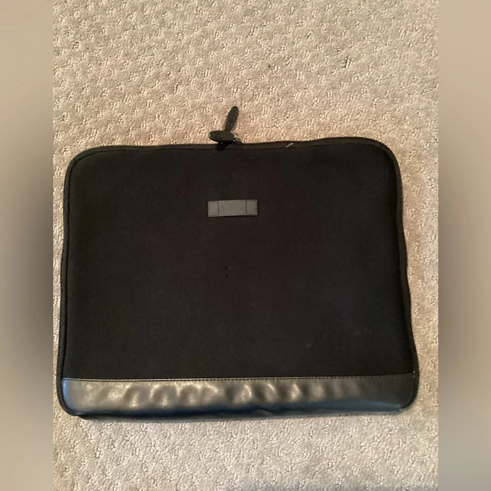 Shoreline padded laptop sleeve,zipper close,inside pocket, elastic to secure